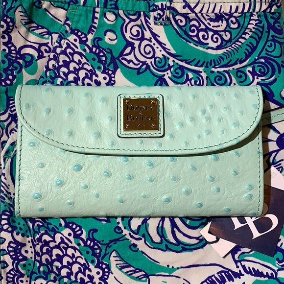 Dooney & Bourke Handbags - 🎉HP🎉Dooney & Bourke Ostrich clutch wallet